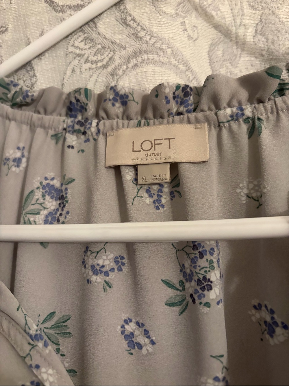 LOFT outlet Light Gray xL Sleeveless Floral Tie-Neck tank blouse. Blue flowers - Picture 5 of 7